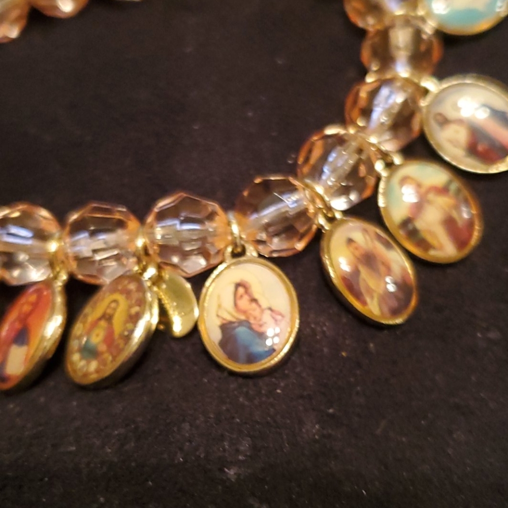GORGEOUS RELIGIOUS CHARM BRACELET. - Picture 2 of 8